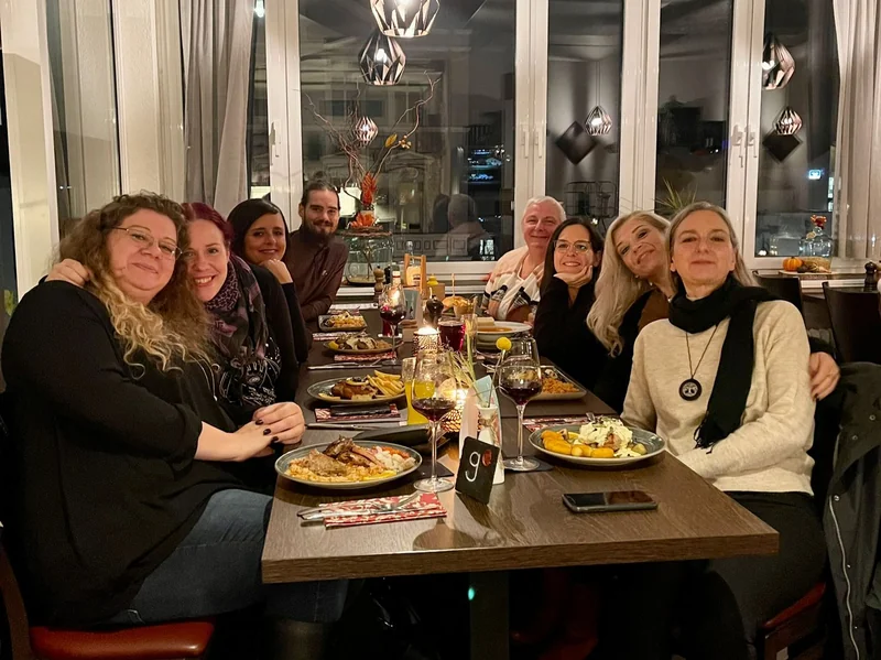 Ausbildungsgruppe Reinkarnationstherapie beim gemeinsamen Abendessen