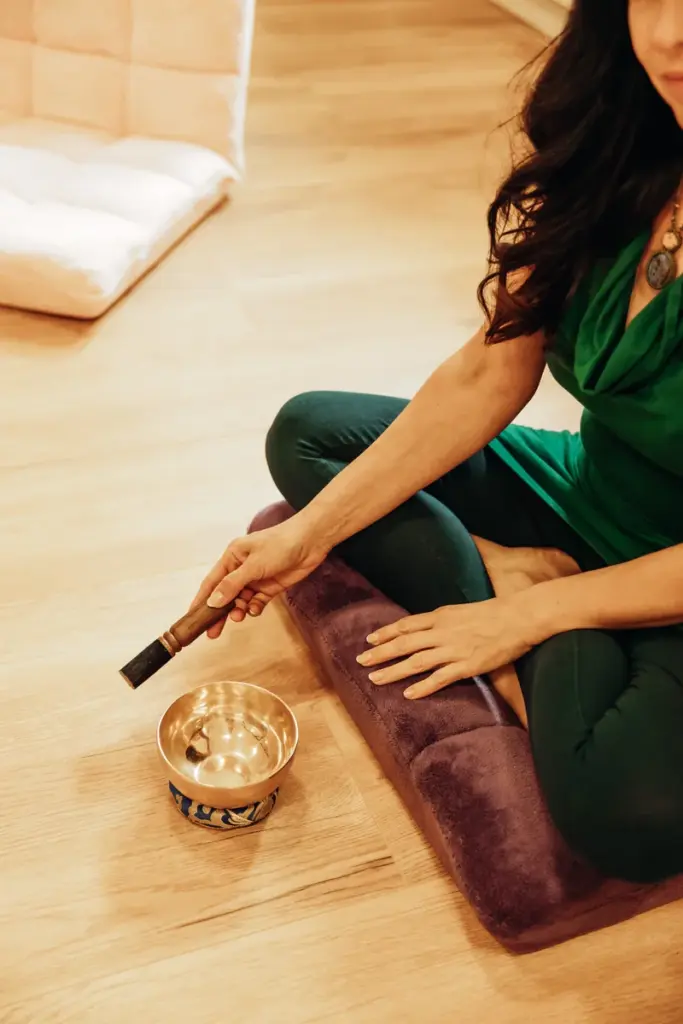 Katrin mit Klangschale